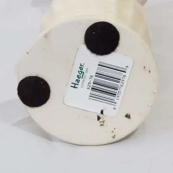 Vintage Dreams in Beige: A Celebration of Haeger’s Swirl Design Vase - Picture 4 of 4